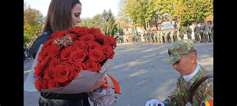 Galaţi Cerere în căsătorie la depunerea jurământului militar FOTO