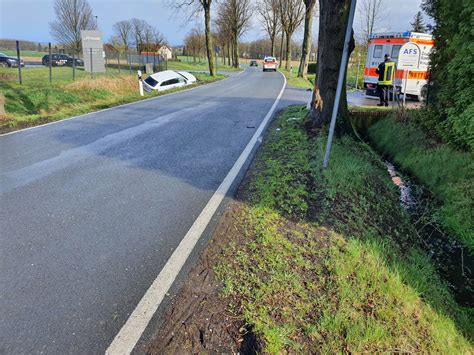 Unfall In Melle Auto Prallt Gegen Baum Und Landet In Graben