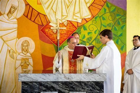 Bispo diocesano preside rito de dedicação do altar da paróquia Santa