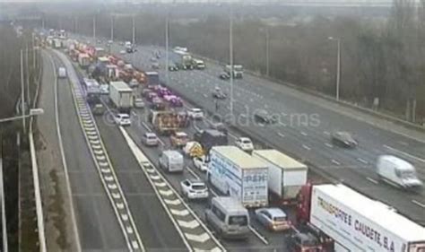 M25 Traffic Latest Six Mile Queues Near Heathrow Airport After Lorry