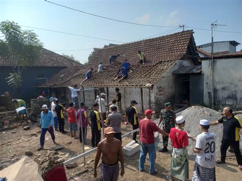 Warga Gotong Royong Bedah Rumah Tidak Layak Huni Di Kajeksan Kudus