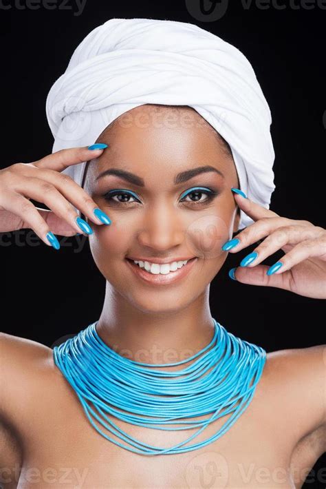 Accent Lumineux Belle Femme Africaine Portant Un Foulard Blanc Et