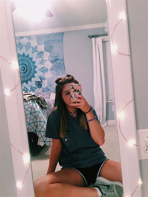 910lilyy🍂 Girls Mirror Mirror Pic Girl Photo Poses Girl Photos Vsco Outfits Cute Lazy