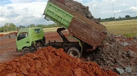 Dump Truk Pasir Hino Dutro Bak Buka Samping Bongkar Muatan Tanah Merah