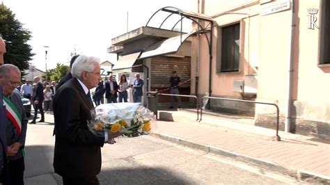 Mattarella A Brandizzo Depone Un Mazzo Di Fiori Davanti La Stazione