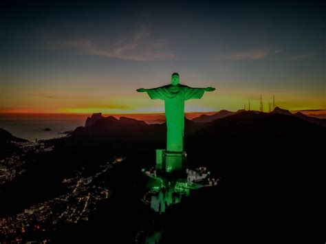 Cristo Redentor ganha iluminação especial para celebrar o Dia pelas