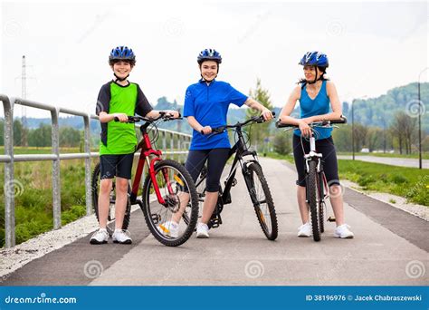 Forma De Vida Sana El Biking De La Familia Foto De Archivo Imagen