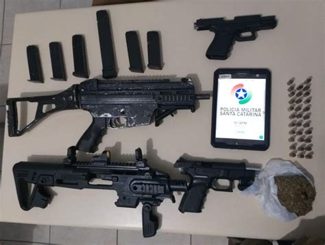 PM Apreende Submetralhadora Pistolas E Maconha Em Quitinete Em SC