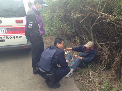 老翁天冷腳麻 倒坐路邊無力行走 失溫 大紀元