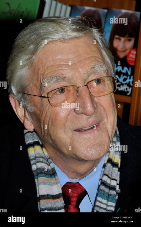 Fernsehmoderator Michael Parkinson Fotos Und Bildmaterial In Hoher