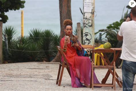 Taís Araújo Grava Mister Brau Com Dois Porquinhos Na Praia Do Recreio