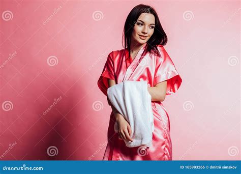 Belle Fille En Lingerie Rose Avec Robe Photo Stock Image Du Coiffeur