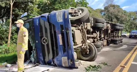 Caminh O Tomba Na Br Em Nova Laranjeiras E Tem Carga Saqueada