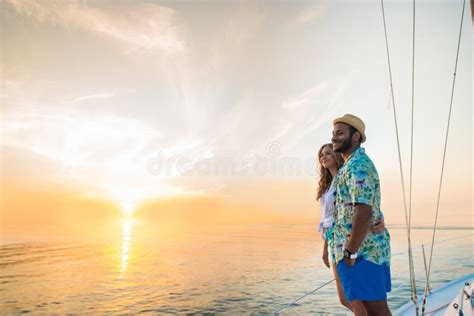 Filles Avec Des Boissons Sur Le Yacht Photo Stock Image Du D Tendez