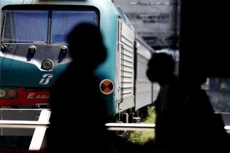 Investita Dal Treno Mentre Cammina Sui Binari Della Roma Velletri