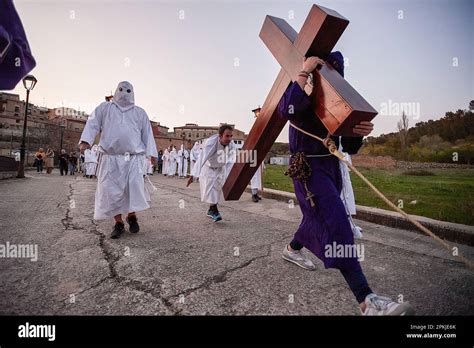 Un Penitente De La Cofradía De La Santa De La Vera Cruz Transporta