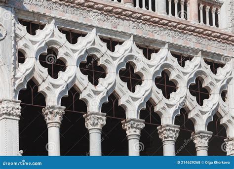 gothic architecture  venice  traditional trefoil stone arches