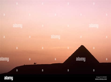 Egipto Giza Siluetas en pirámide Menkaure al atardecer Fotografía de