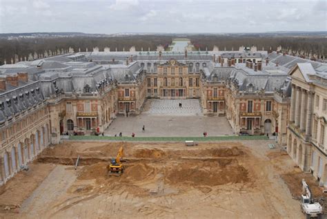 Site Archéologique La Cour Du Château De Versailles Livre Inrap