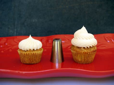 Hungry Hungry Highness: A Cupcake Tip Tutorial