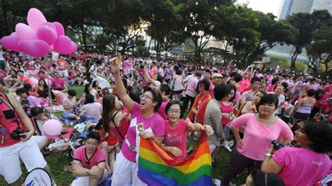 Des Dizaines De Milliers De Personnes La Gay Pride