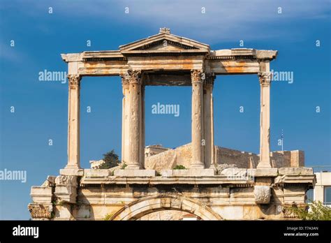 Arco del Templo Olímpico de Zeus y la Acrópolis en Atenas Grecia