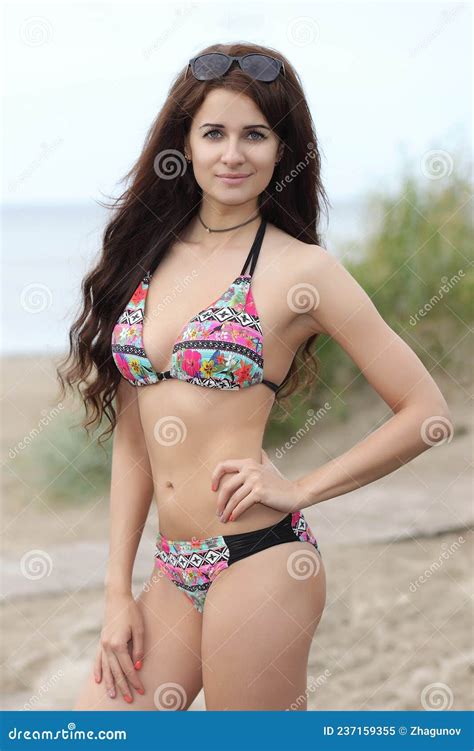 Mujer En Bikini En La Playa Imagen De Archivo Imagen De Sonrisa