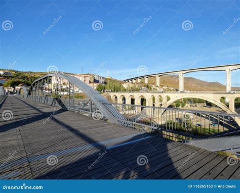 As Pontes De Regua Que Cruzam O Rio De Douro A Ponte Pedestre A