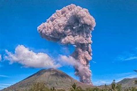 Lokon Meletus Lagi Saat Warga Tertidur Pulas