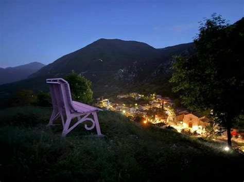 Una Big Bench A Meta Un Altra Grande Panchina Nel Cuore Della Valle