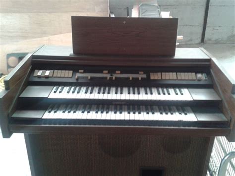 Eminent Omegan old-school analog organ - Technologia Incognita