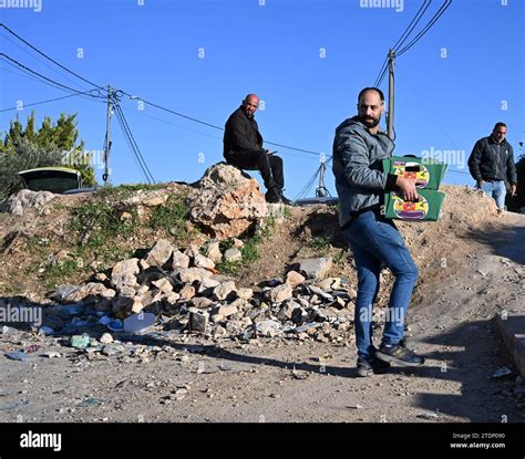 I Palestinesi Camminano Intorno A Un Tumulo Di Terra Sterrata Posto