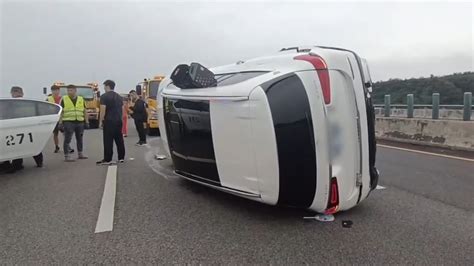 聯結車疑變換車道不慎 千萬「邁巴赫」遭波及側翻｜東森新聞