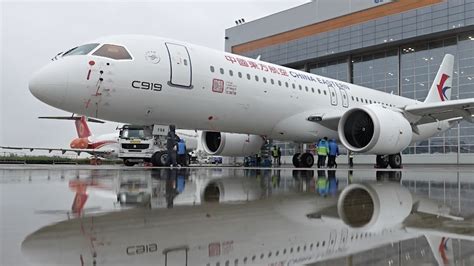 全球首架c919正式交付中国东方航空 北京时间