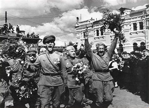 Фото "Встреча победителей", 1945 год - История России в фотографиях