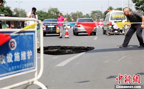 太原路面突现3米大坑 路基“不翼而飞”图