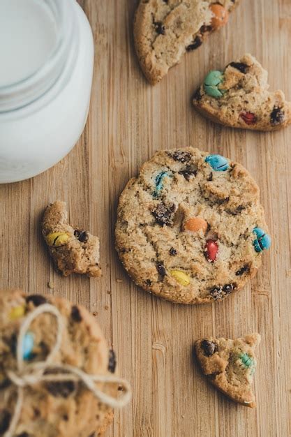 Vaso De Leche Y Galletas Con Coloridos Dulces De Chocolate Sobre Una