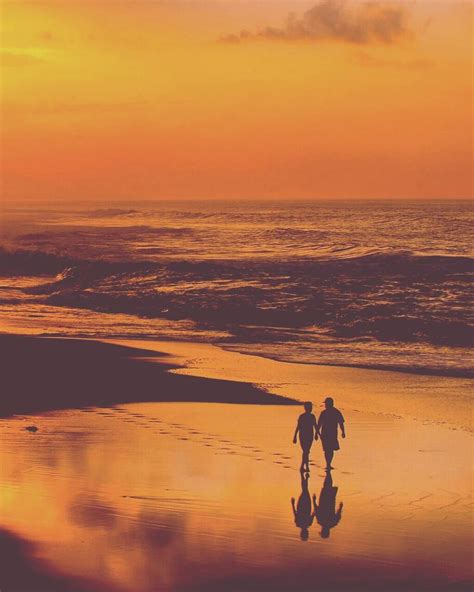 A Loved Couple 👫 Strolling During The Sunset 🌇 On The Beach 🌊 👌 ☺ 💖