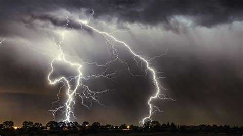 Burze o każdej porze dnia i nocy Możliwe ulewy gradobicia i wichury