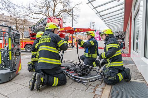 Personenrettung Ber Drehleiter Mit Rescue Loader Freiwillige