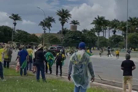 V Deo Manifestantes Invadem Pal Cio Do Planalto E Quebram Patrim Nio