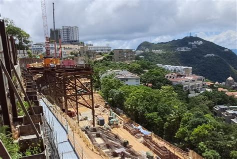 山頂普樂道地盤男工遭吊臂勾擊中額受傷 自行到醫院求診 星島日報