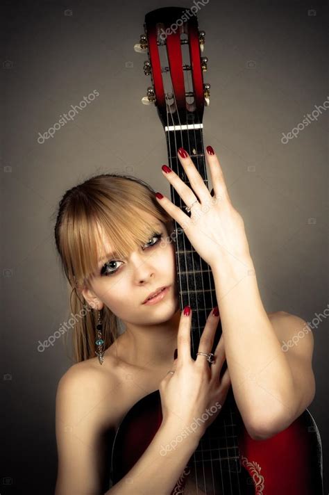 Chica Cubre Cuerpo Desnudo Guitarra