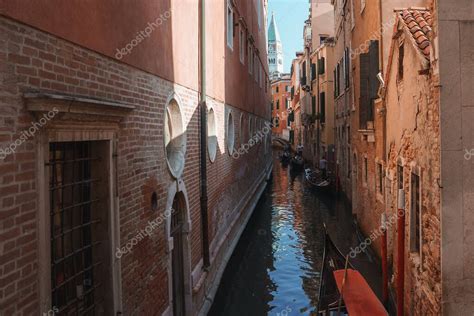 Explora El Encanto De Venecia Con Esta Pintoresca Escena De G Ndolas En