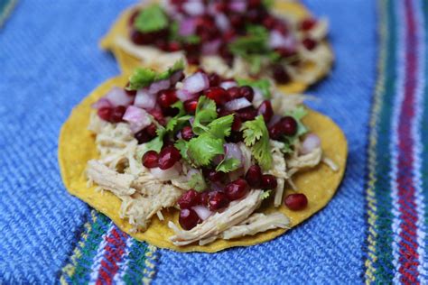 Tostada De Pollo Deshebrado Y Frijol De 221 Kcal Receta Fácil En La