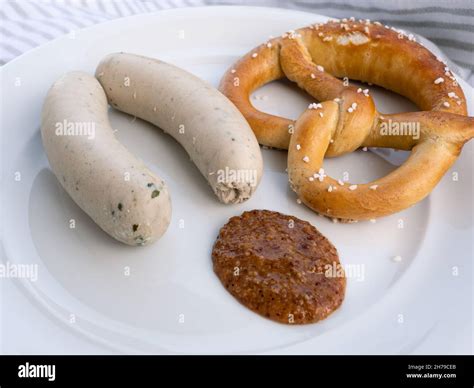 Weisswurst Bayerische Oder Deutsche Wei Wurst Paar Mit Pretzel Und Senf