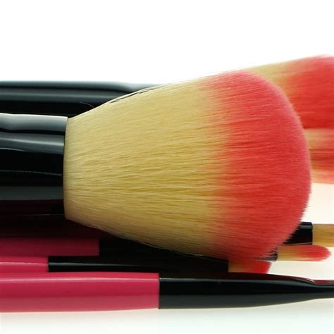 Amazon 2019 Trending Synthetic Hair Wooden Handle Hot Pink Makeup Brush