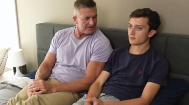 Hermanastros latinos prueban sin condón Sexo gay gratis