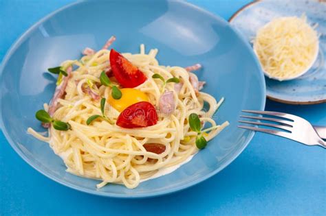 Pasta Con Queso Y Tocino De Huevo Y Microvegetales De Tomates Comida