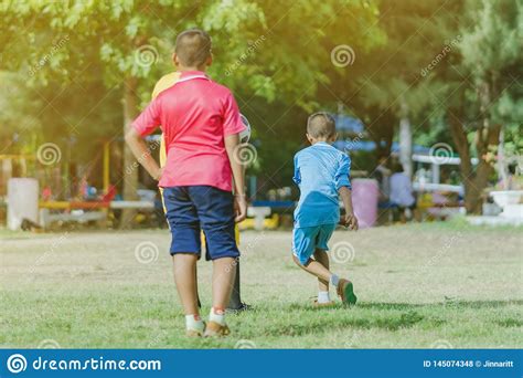 Os Meninos Asi Ticos Praticam Retroceder A Bola Para Marcar Objetivos